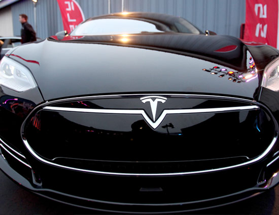 टेस्ला ने मॉडल 3 इलेक्ट्रिक कार की पहली खेप खरीदारों को सौंपी