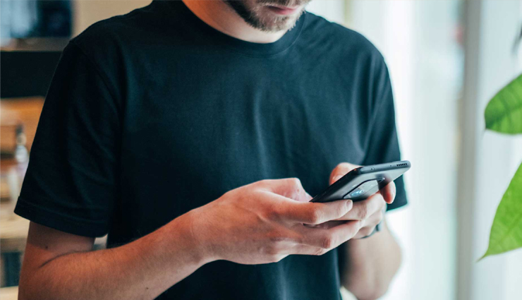 10 Signs She Likes You Based On Her Texts