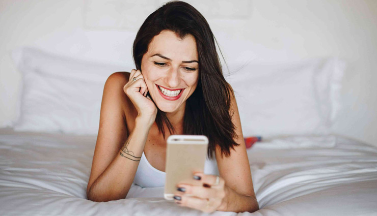 10 Ways To Text a Girl for The First Time Without Screwing It Up For Yourself