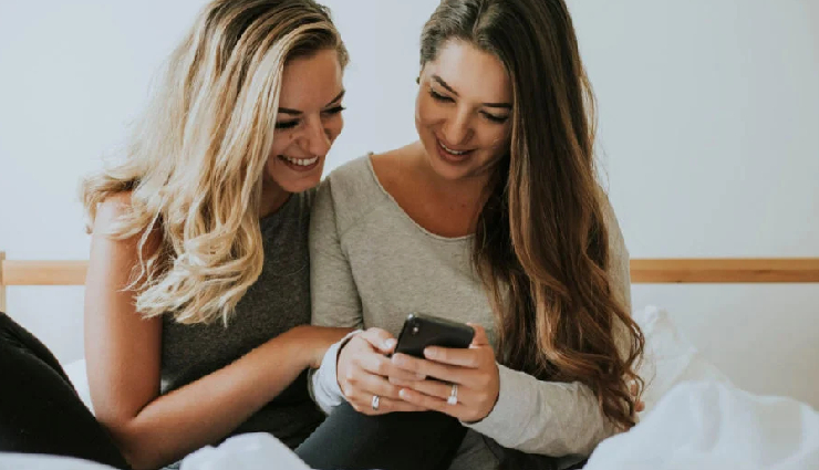 10 Ways To Decode His Texting Habits to Know if He Likes You