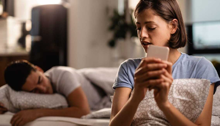 11 Common Reasons Why Your Girlfriend Might be Texting Another Guy