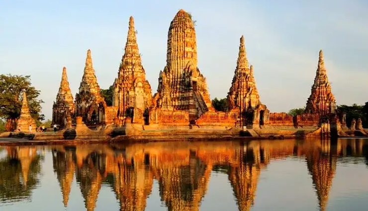 thailand,temples in thailand famous temples,wat rong khun,sanctuary of truth,wat pa maha chedi kaew,wat pho,wat arun,wat phra kaew