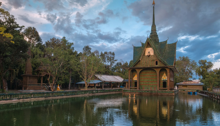 thailand,temples in thailand famous temples,wat rong khun,sanctuary of truth,wat pa maha chedi kaew,wat pho,wat arun,wat phra kaew