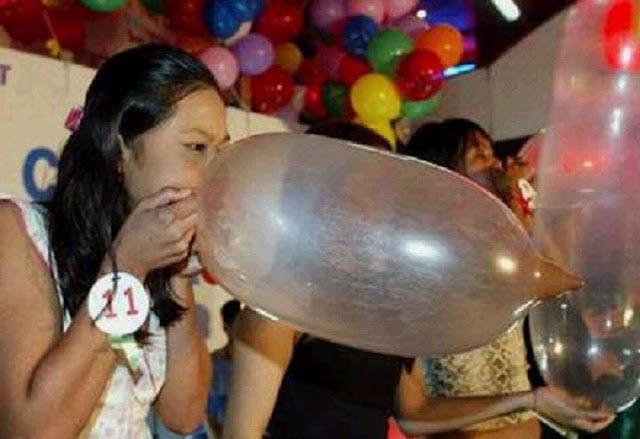 miss condom,contest,thailand,weird story ,अजब गजब खबरे,सुरक्षित यौन संबंध,कंडोम के गुब्बारे