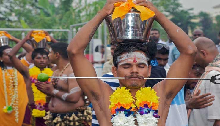 मलेशिया का अनोखा रिवाज जहां खुद के शरीर में ही कील गुदवाते है लोग