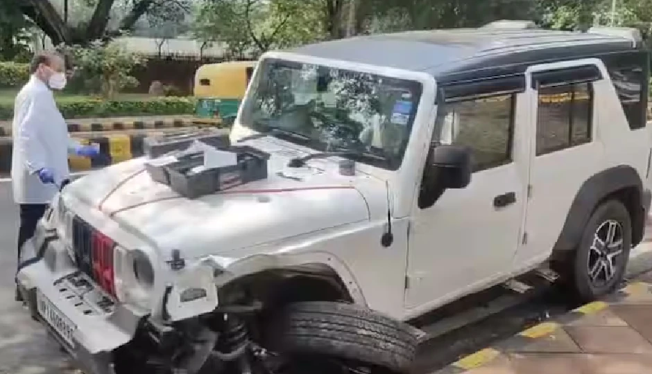 दिल्ली के चाणक्यपुरी में तेज रफ्तार थार ने मचाई तबाही, दो लोगों को कुचला, एक की जान गई, दूसरा घायल