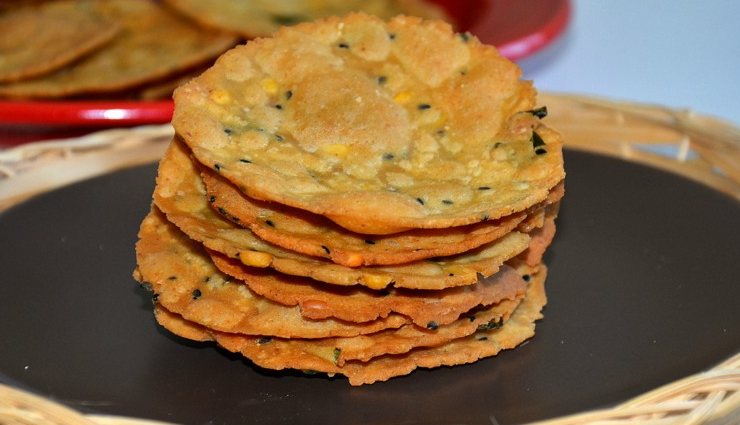 Summer Recipe- Spicy and Crispy Thattai For Tea Time