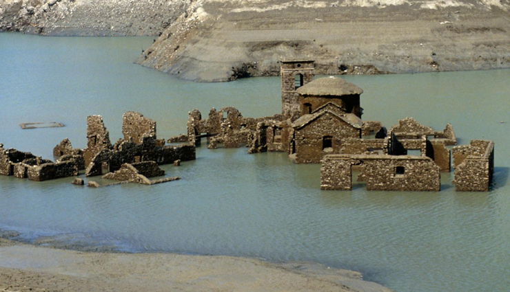 भूतिया गांव जो 30 साल से डूबा था नदी के अंदर, पानी के बाहर आया तो देखने पहुंचे लोग