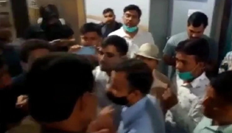 'कश्मीर फाइल्स': शो के दौरान नोएडा के GIP मॉल में हंगामा, फिल्म को जानबूझकर बीच में रोकने का लगाया आरोप