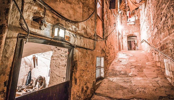 edinburgh,amazing attractions in edinburgh,10 amazing attractions in edinburgh,national museum of scotland,camera obscura and world of illusions,edinburgh castle,palace of holyroodhouse,scottish national gallery,greyfriars kirkyard,the real mary kings close,the scotch whisky experience,royal botanic garden,royal yacht britannia,holidays,travel guide,travel tips