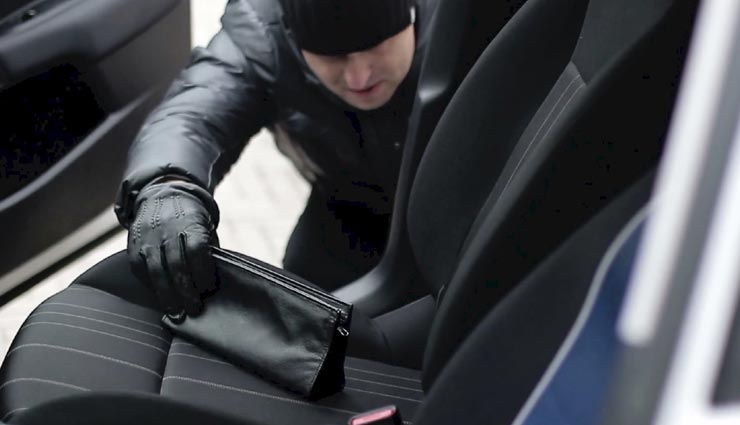 कोटा : परीक्षा केंद्र के बाहर सुरक्षित नहीं हैं अभ्यर्थियों के सामान, गाड़ियों से चोरी हुए मोबाइल और पर्स