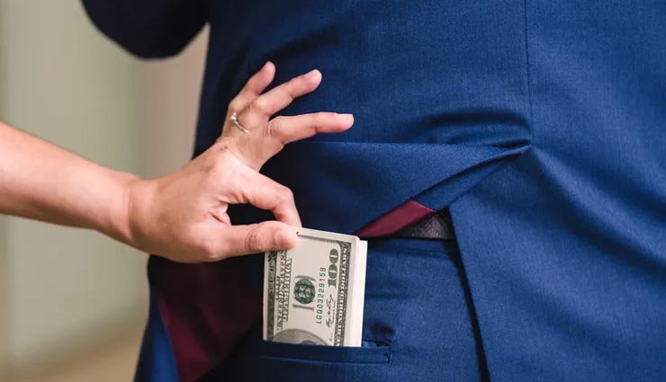 भरतपुर : एजेंट के बैग से 1 लाख रुपए हुए पार, सीसीटीवी कैमरे में कैद हुई वारदात