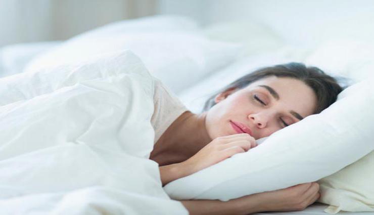 जाने अनजाने सोते समय सिर के पास रखी ये चीजें पहुंचा सकती है नुकसान