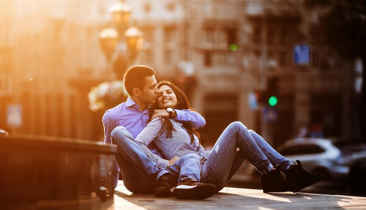 पुरुषों द्वारा किए गए इन कामों से होती है महिलाएं उत्तेजित habits of man,romantic habits of man,relationship tips