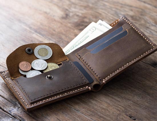 क्या आप जानतें है क्रेडिट कार्ड पर्स में रखना बना सकता है आपको गरीब, जाने कैसें