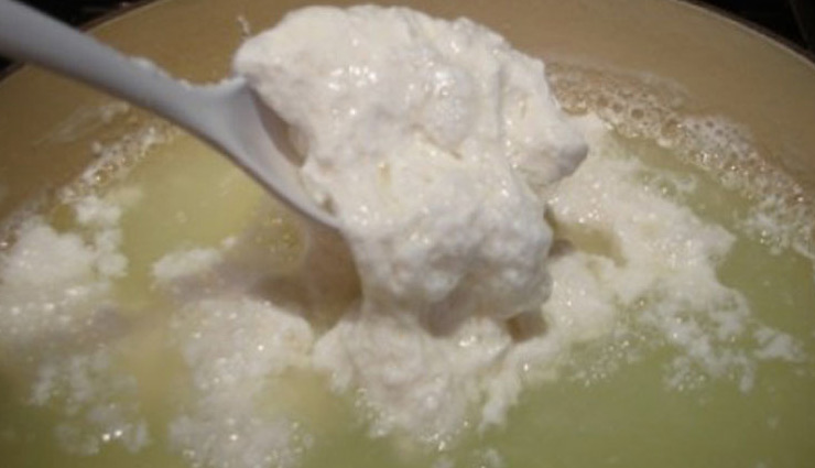 फटे दूध को फेंकने से अच्छा है बनाए ये हेल्दी चीजें, देगी अपना विशेष स्वाद 