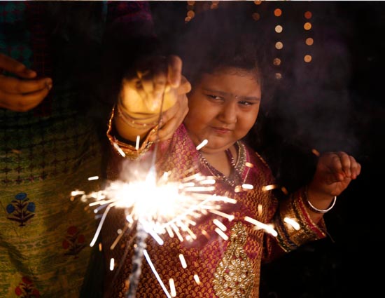 दीवाली विशेष : पटाखे जलाते वक़्त ध्यान रखें ये बातें 