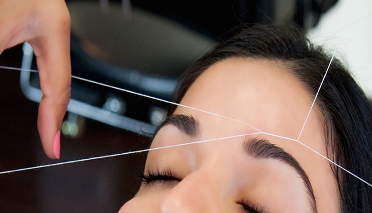 थ्रेडिंग से होने वाला दर्द बना हुआ है परेशानी का कारण, इन ब्यूटी टिप्स की मदद से सुलझाए समस्या