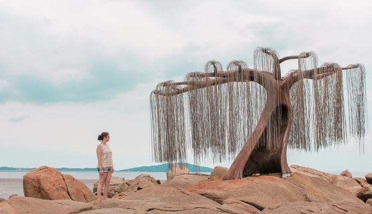 tidal islands,tidal islands in the world,st michaels mount,uk,modo,south korea,newquay island,mont saint-michel,france,haji ali dargah,india,rough island
