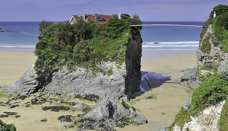 tidal islands,tidal islands in the world,st michaels mount,uk,modo,south korea,newquay island,mont saint-michel,france,haji ali dargah,india,rough island