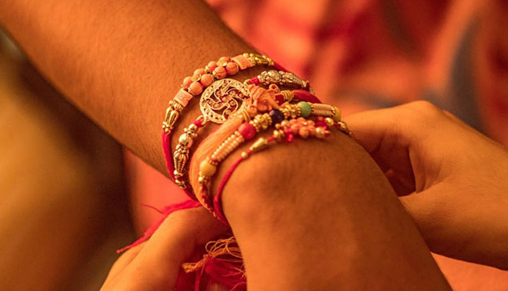 Rakhi 2018 : भाई के अलावा इन्हें भी बांधे राखी, ये भी करते हैं हमारी रक्षा 