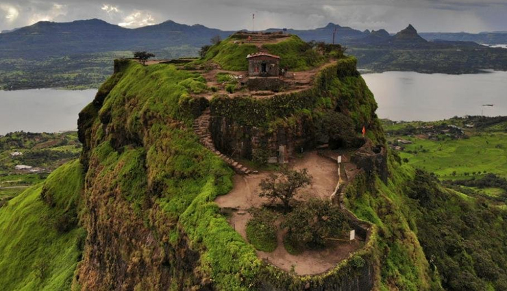 unique indian train journeys,best train travel experiences in india,iconic train routes in india,scenic train rides across india,luxury train travel in india,heritage train tours in india,adventure train experiences india,famous indian railway journeys,cultural train trips in india,must-visit train destinations in india