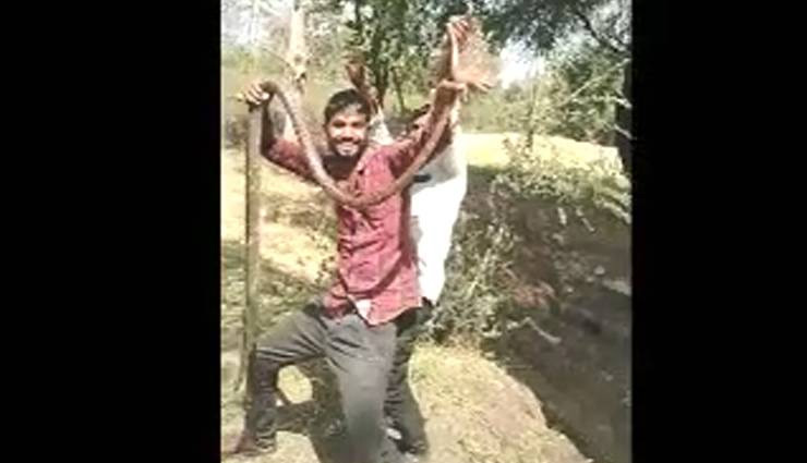 tiktok,dance with snake,snake,dance,tiktok viral video,mahisagar,gujarat,tiktok news,weird news