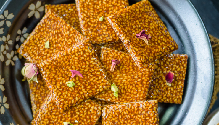 makar sankranti til chikki recipe,homemade til chikki for makar sankranti,traditional til chikki preparation,easy til chikki recipe for festival,makar sankranti special til chikki,how to make til chikki at home,til gud chikki recipe for sankranti,quick til chikki for makar sankranti,sankranti festival sesame chikki,til and jaggery chikki for sankranti