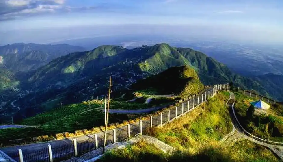 दार्जिलिंग से 32 किमी दूर है टिंचुले गांव, चाय बागान से लेकर कंचनजंगा तक दिखेंगे शानदार नजारे