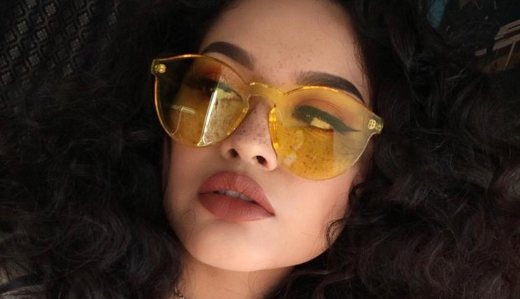 tinted sunglasses,statement scarfs,structured bags,tasseled handbags,chain link belt,winter accessories,fashion tips,fashion for winters