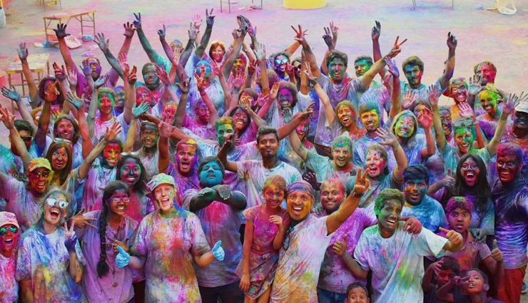 Holi Special 2019: बनाना चाहते है अपनी होली पार्टी को यादगार, आपके बेहद काम आएँगे ये टिप्स 