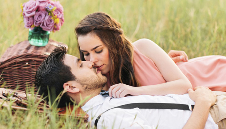 things to avoid while kissing,kissing tips,lip kiss tips,kiss,valentines special