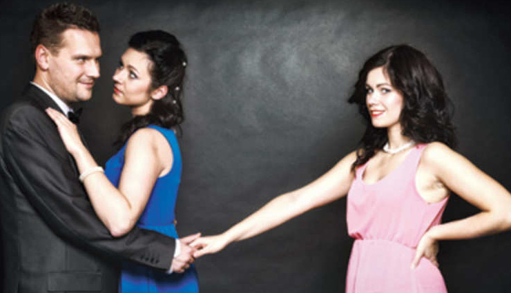 आपकी शादीशुदा जिंदगी को तबाह कर रही है सौतन, छुटकारा पाने के लिए आजमाए ये ज्योतिषीय उपाय