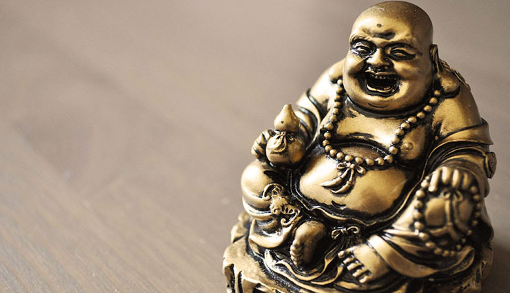 घर में खुशहाली लेकर आए लाफिंग बुद्धा, बस ध्यान रखें ये बातें 