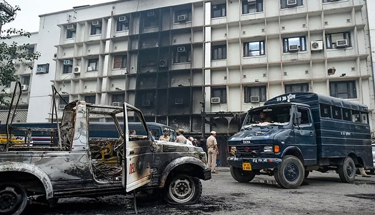 FIR filed in Tis Hazari court clashes, Bar Council announces Rs 2 lakh grant for lawyers undergoing treatment in ICU