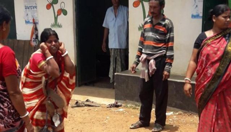घिनौनी हरकत: महिला ने तृणमूल कांग्रेस का किया विरोध तो जूते की माला पहनाकर पूरे गांव में घुमाया