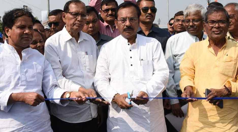 पश्चिम बंगालः नितिन गडकरी को करना था पुल का उद्धाटन, उससे पहले TMC नेता ने काट दिया फीता