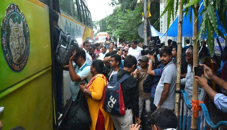 बसों में सवार होकर मनरेगा का पैसा लेने दिल्ली पहुँच रहे TMC कार्यकर्ता, झारखण्ड में हुआ हादसा