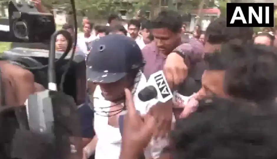बंगाल में TMC सांसद अभिषेक बनर्जी का विरोध, प्रदर्शनकारियों ने फेंके पत्थर, सुरक्षा घेरे में निकाले गए