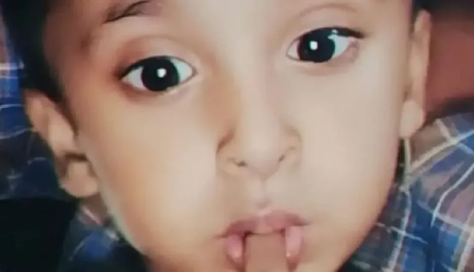 टॉफी गले में फंसते ही तड़प उठा मासूम, देखते ही देखते ढाई साल के बच्चे की हुई दर्दनाक मौत टॉफी गले में फंसते ही तड़प उठा मासूम, देखते ही देखते ढाई साल के बच्चे की हुई दर्दनाक मौत