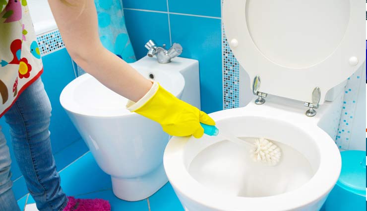 बीमारियों का कारण बनती हैं टॉयलेट की गंदगी, इन तरीकों से करें इसकी सफाई
