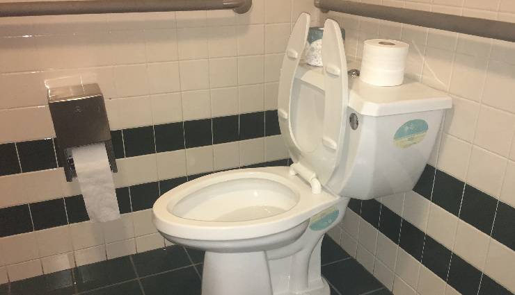 bad bathroom habits,bathroom hygiene mistakes,avoiding bathroom germs,bathroom infection prevention,cleaning bathroom essentials,healthy bathroom habits,bathroom bacteria and germs,toothbrush storage,loofah cleaning,towel hygiene,bathroom ventilation,mobile phone in bathroom,shower head cleaning