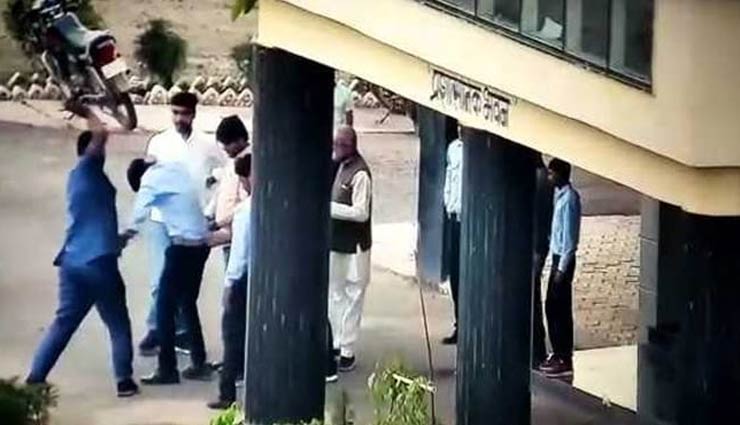 बीजेपी नेता से आईडी प्रूफ मांगना भारी टोल कर्मी को, सहयोगियों ने जमकर पीटा