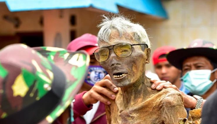 इंडोनेशिया का अनोखा फेस्टिवल, हर 3 साल में कब्रों से निकाली जाती हैं लाशें