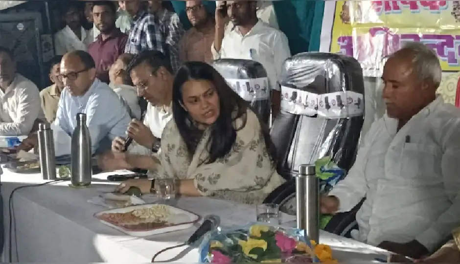 टोंक कलेक्टर टीना डाबी ने ककोड़ गांव में लगाई रात्रि चौपाल, 4 घंटे में 90 से अधिक शिकायतों का किया समाधान