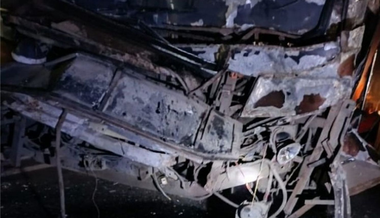 अज्ञात वाहन से टकराई स्लीपर कोच बस, 13 घायल