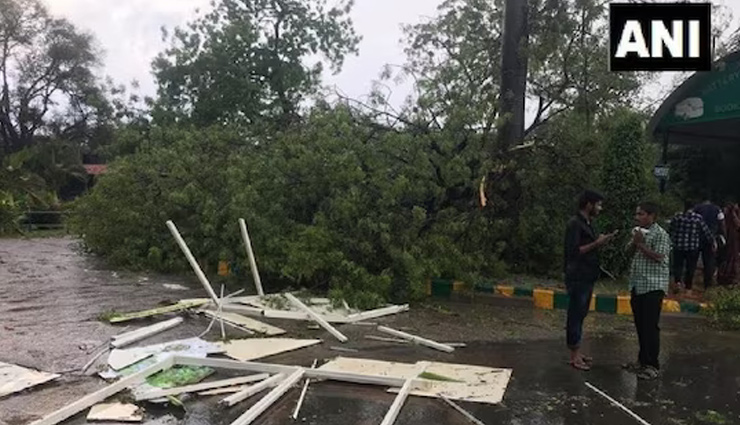 महाराष्ट्र : हवा और बारिश का कहर, टिन शेड पर पेड़ गिरने से 7 लोगों की दबकर मौत, 33 लोग घायल