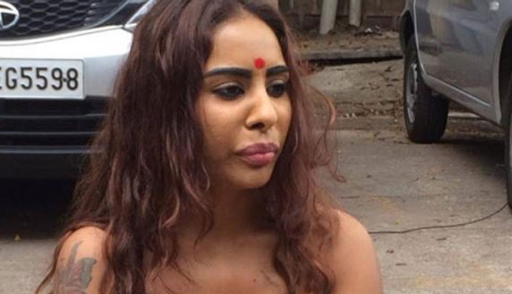 कास्टिंग काउच के खिलाफ बीच सड़क पर टॉपलेस हुई ये अभिनेत्री, देखें वीडियो