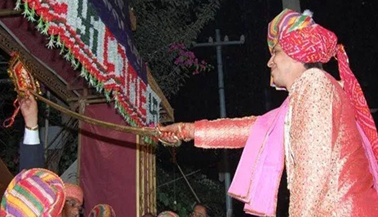 reason behind toran ceremony in hindu marriages ,तोरण