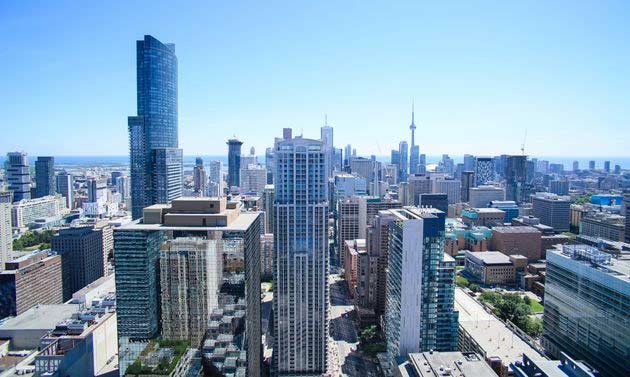 toronto,places to visit in toronto,cn tower,museum of illusions,ripleys aquarium of canada,hockey hall of fame,distillery district